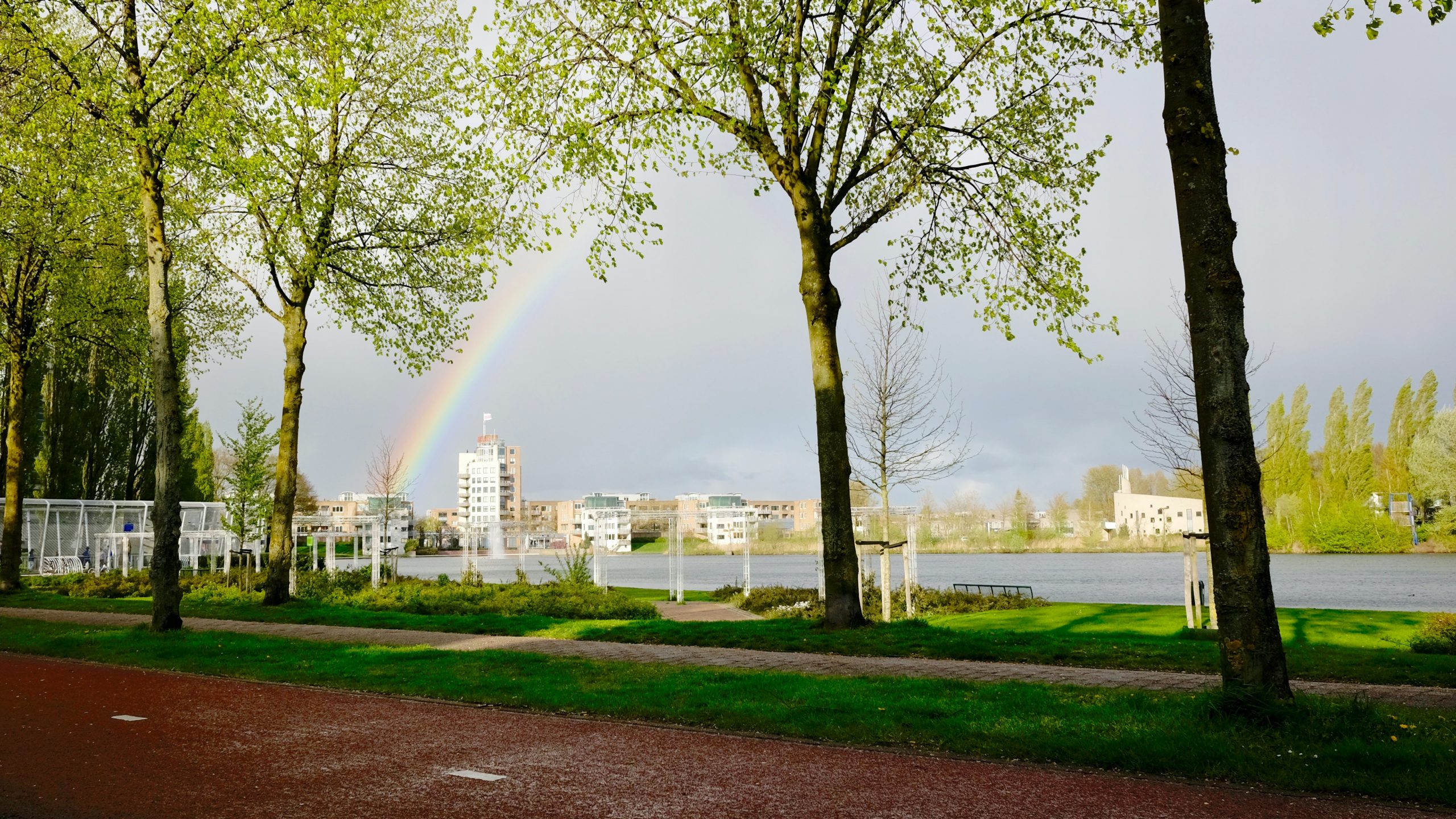 Foto di Matthias Zomer: https://www.pexels.com/it-it/foto/arcobaleno-sugli-edifici-422206/