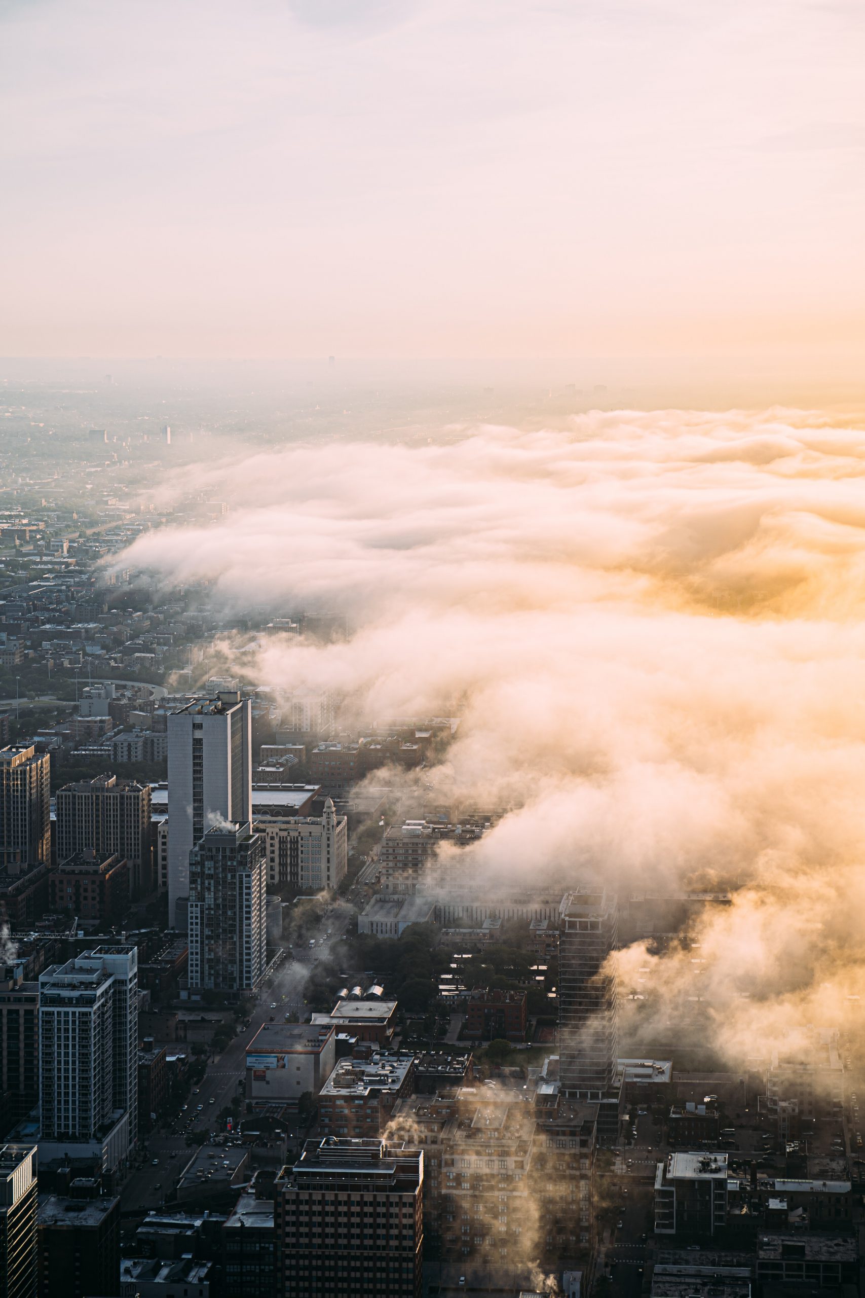 Foto di Ricardo Esquivel: https://www.pexels.com/it-it/foto/citta-sotto-un-cielo-nuvoloso-2771744/